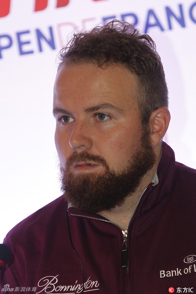 爱尔兰名将帕德莱格·哈灵顿与肖恩·劳瑞在活动现场轻松交谈，两位大满贯冠军得主是赛事明星阵容的保证