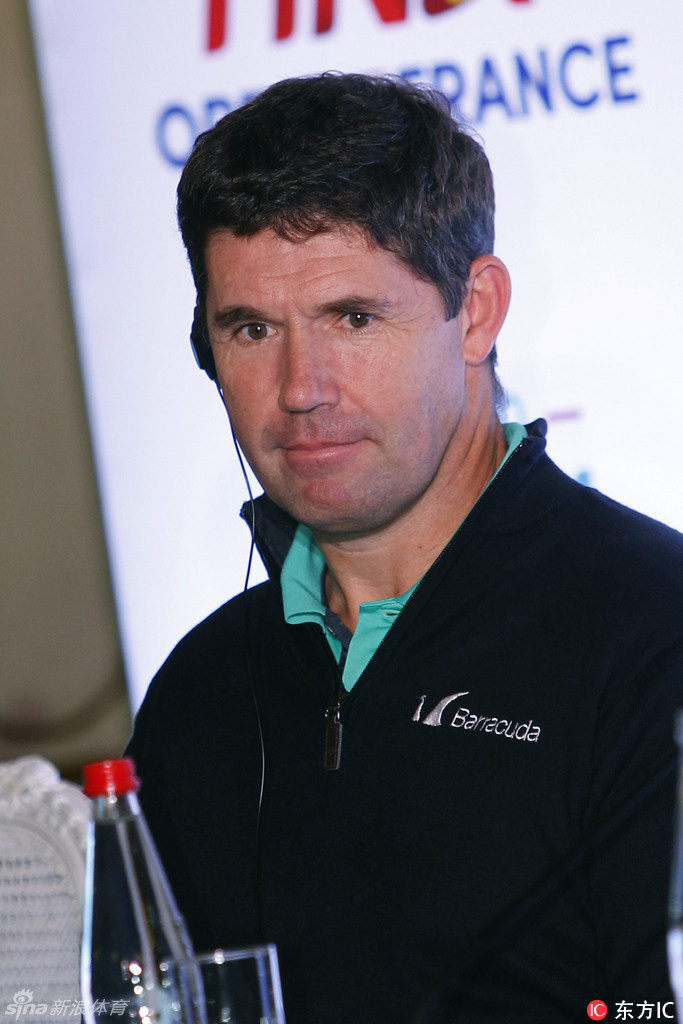 所有嘉宾在印有海航与法国公开赛标识的背景板前合影留念，记录下这一开创性合作的美好瞬间