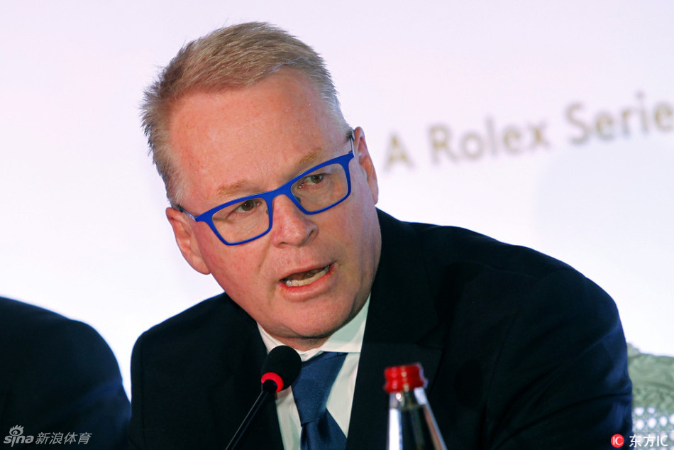 海航董事长陈文礼与欧巡赛总监佩利手持纪念品相视而笑，双方对合作前景充满信心与期待