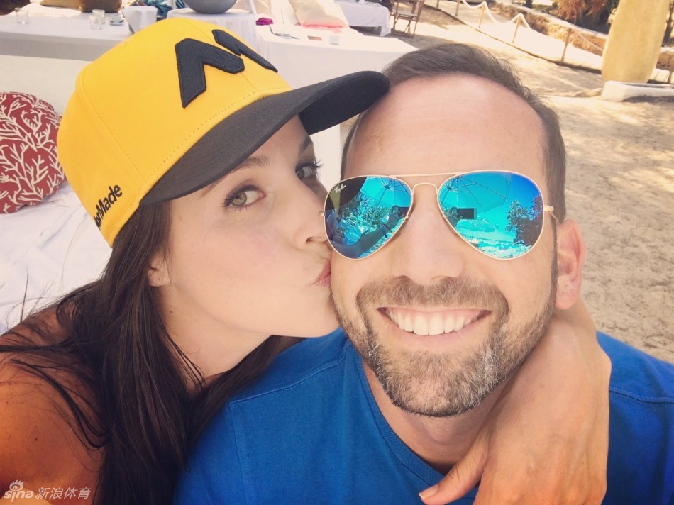 加西亚与妻子深情对视,眼中满溢的爱意仿佛让周遭空气都变得甜蜜。