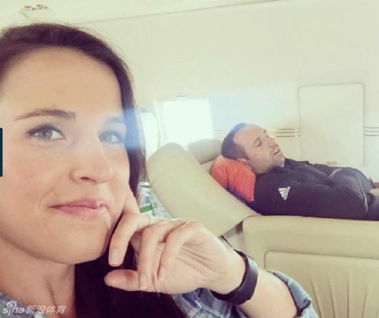 两人在活动上形影不离,加西亚望向妻子的眼神充满欣赏与骄傲。