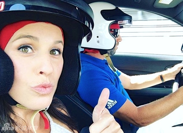 安吉拉在台球桌前展露自信而甜美的笑容,一袭长裙衬托出其出众气质。