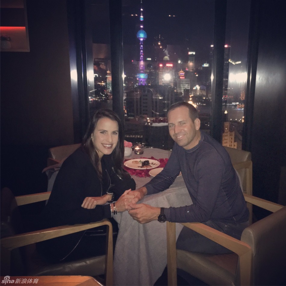 加西亚夫妇与足球传奇菲戈亲切合影,尽显体坛明星间的惺惺相惜。