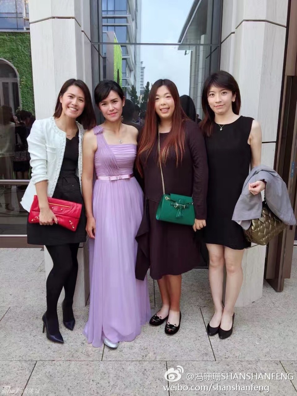 冯珊珊身着礼服,双手接住凌空飞来的新娘捧花,表情惊喜而灿烂,周围宾客纷纷欢笑鼓掌