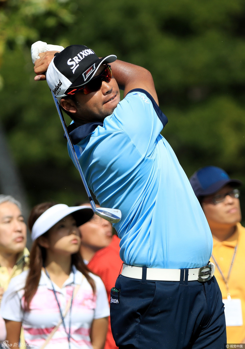 乔丹·斯皮思在赛前配对赛中，与美国知名歌手尼克·乔纳斯同组。图片中两人正在友好交流，斯皮思笑容满面，展现了高尔夫运动联结体育与娱乐的独特魅力。