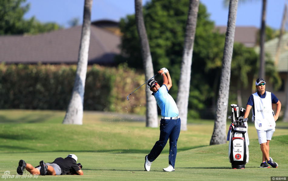 两届赛事冠军杰米·沃克尔正在认真观察果岭推杆线路，他神情专注，躬身在美丽的夏威夷球场草地上，彰显了冠军球员的严谨态度。