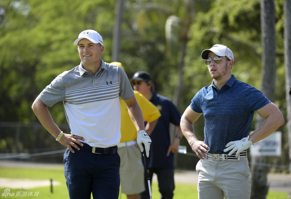 赛事摄影师半跪在草坪上，镜头紧紧跟随着松山英树的击球动作，工作态度极为卖力，只为捕捉球员最精彩的比赛瞬间。