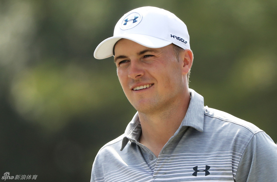 乔丹·斯皮思在练习轮或配对赛中喜笑颜开，他戴着白色帽子，身穿粉色 polo 衫，心情显得极为轻松愉快，展现出重返夏威夷赛场的愉悦心情。