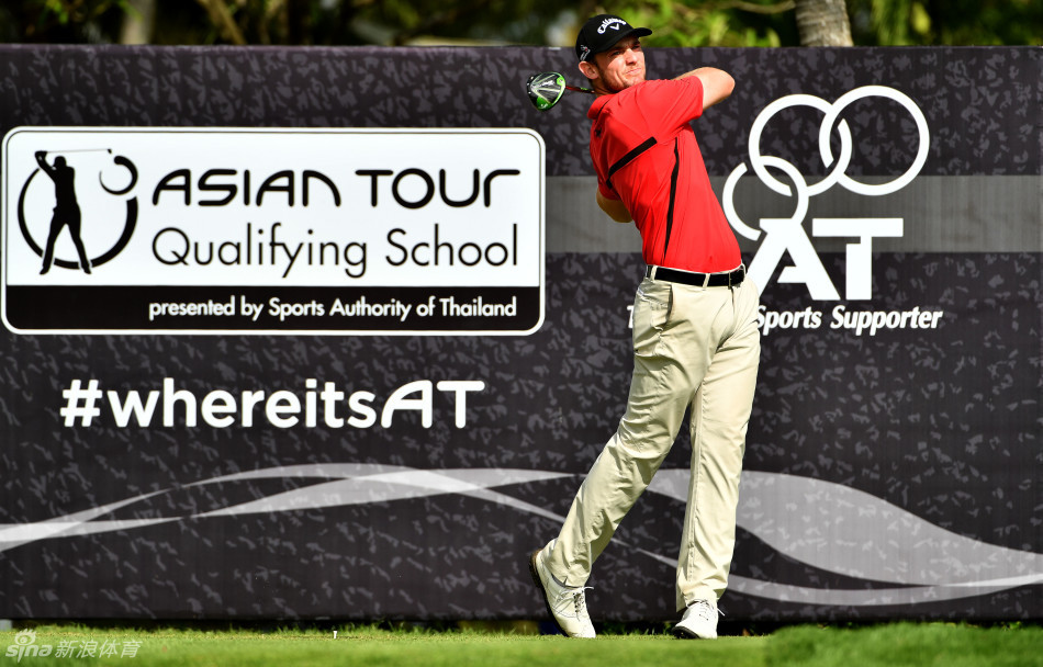 欧阳正在发球台上全神贯注，准备开出关键一球，他的侧影在阳光下显得坚定而充满力量。