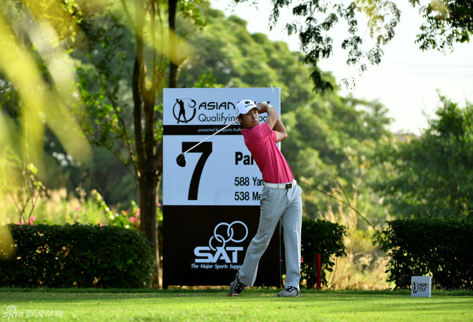 欧阳正站在开阔的球道上观察落点，他手搭凉棚抵挡阳光，专注研判球场形势，为下一杆进攻做好规划。