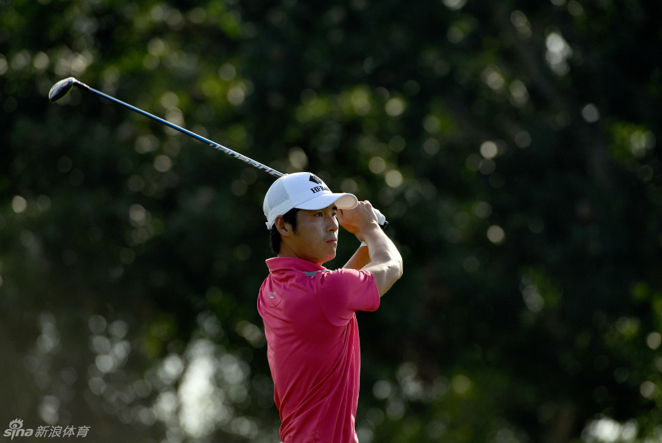 欧阳正完成挥杆后的标准收杆动作，身体保持完美的平衡，目光望向远方的小球，整套动作一气呵成。