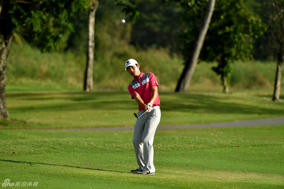 欧阳正开出一记远球，动作充满力量与速度，仿佛将所有的专注与决心都灌注于这一击之中。