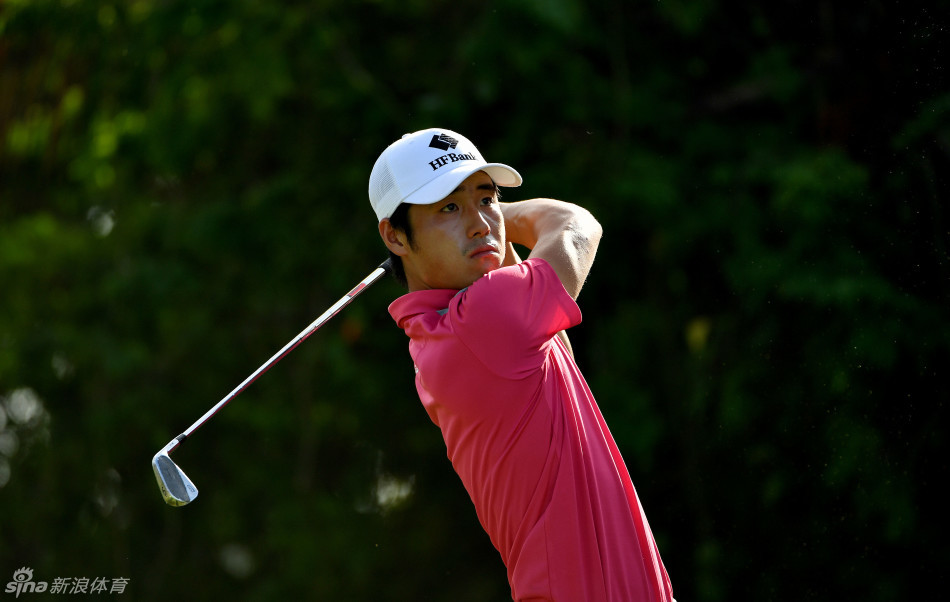 欧阳正完成一记漂亮的挥杆，身体姿态舒展而协调，白色小球在绿色草地的映衬下划出优美弧线。