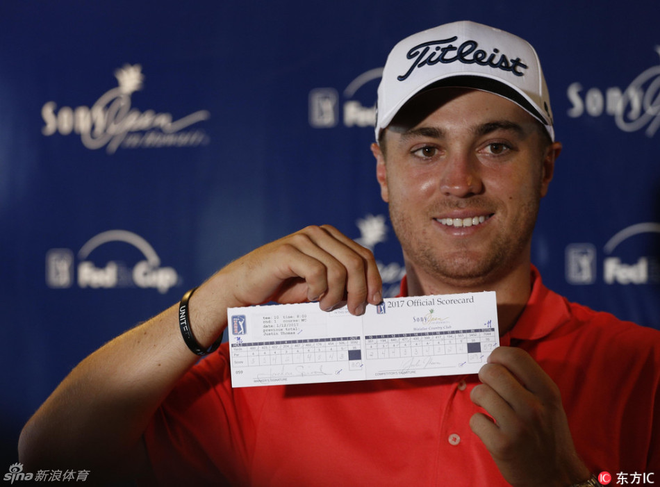 托马斯凝视着手中的59杆记分卡，表情专注，这张卡片是他踏入高尔夫圣殿的通行证。