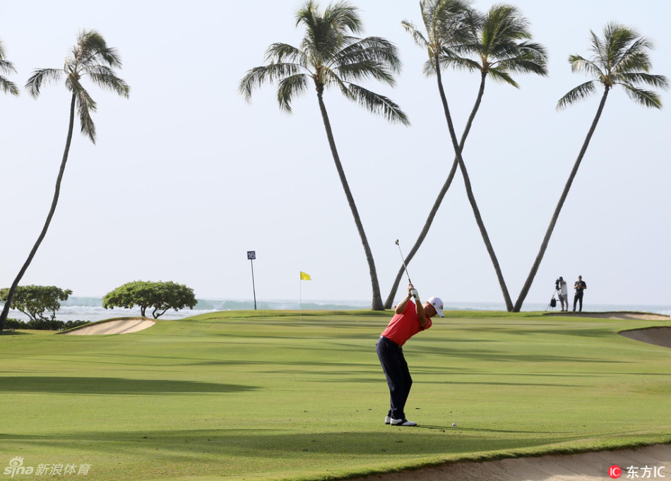 托马斯与斯皮思并肩走在球道上交谈，轻松的氛围展现了他们超越竞争的坚实友谊。