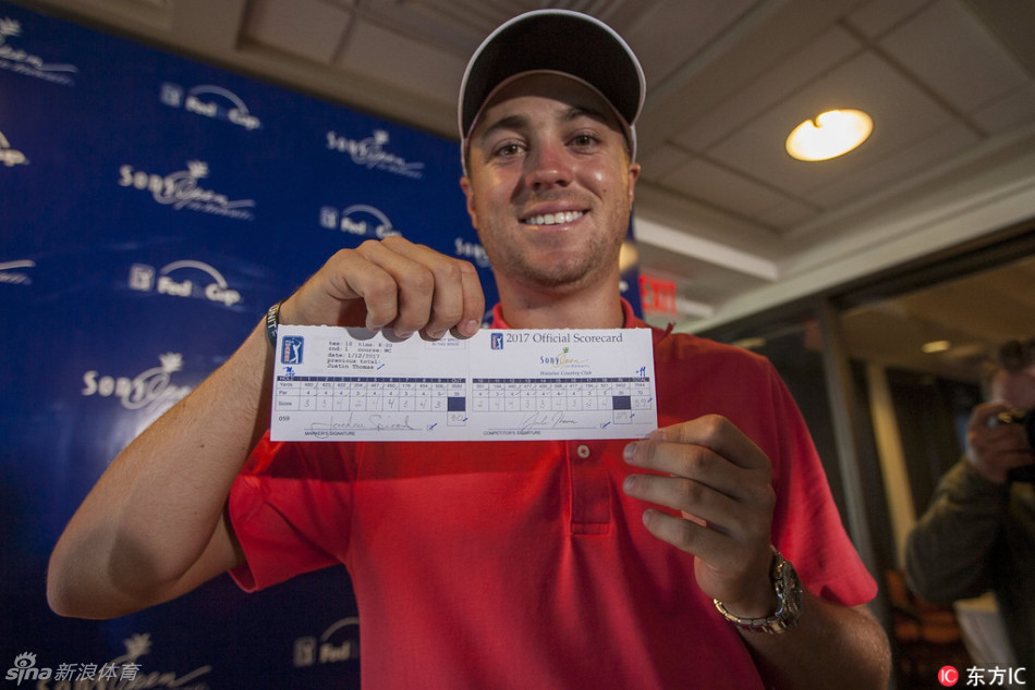 一张写满小鸟与老鹰的59杆官方记分卡特写，每一个数字都记录着通往传奇的艰辛与辉煌之路。