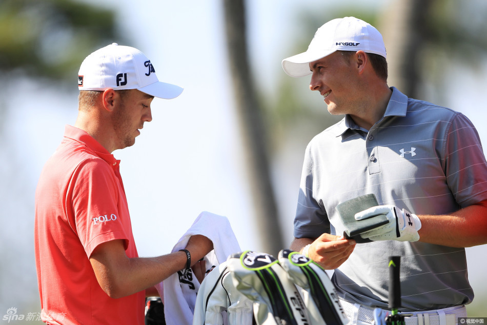 创造历史的59杆高尔夫球与手套被精心放置，它们是传奇时刻的静默见证者。