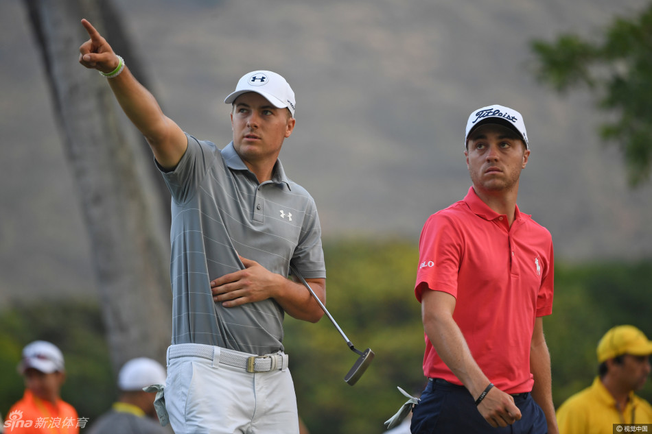 托马斯兴奋地指向身旁的斯皮思，仿佛在向世界介绍这位共同见证历史的兄弟，场景充满动感与温情。