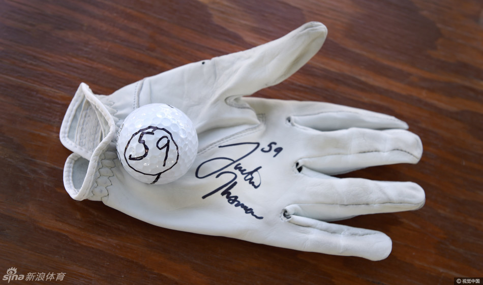 托马斯挥杆的黑色剪影在暮色中轮廓分明，充满了力量感与艺术感，如同一个时代的标志性印记。