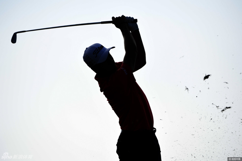 托马斯与斯皮思在果岭旁击拳庆祝，笑容灿烂，深厚的友谊与共享成就的喜悦溢于言表。