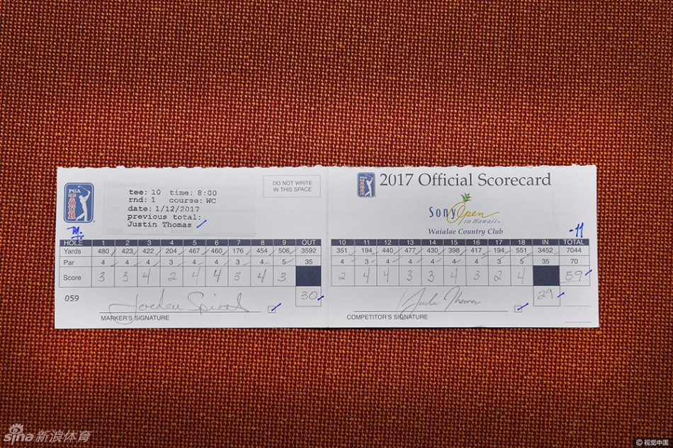 托马斯在棕榈树背景下优雅挥杆，身姿与夏威夷的自然风光融为一体，定格了力量与美感的瞬间。