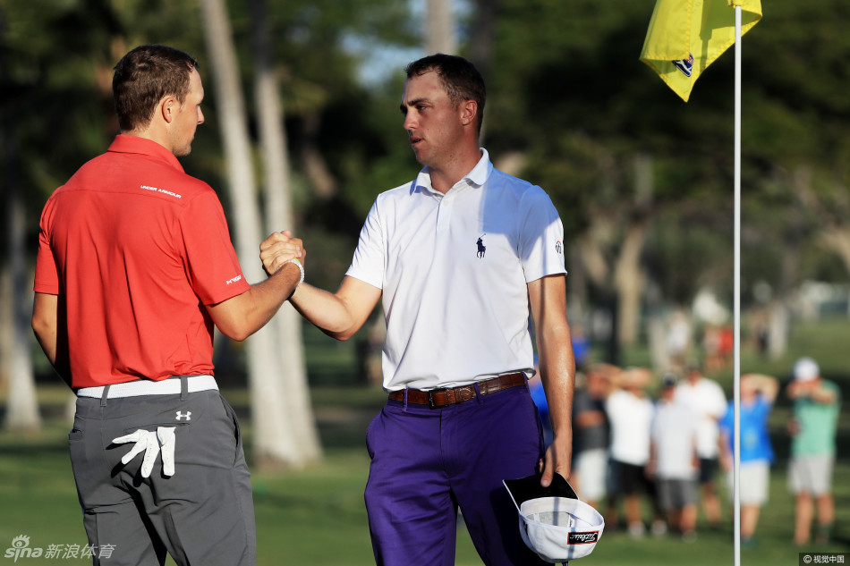 贾斯汀·托马斯在第十八洞果岭边，目光如炬地审视着那条决定纪录的老鹰推线路，全神贯注。