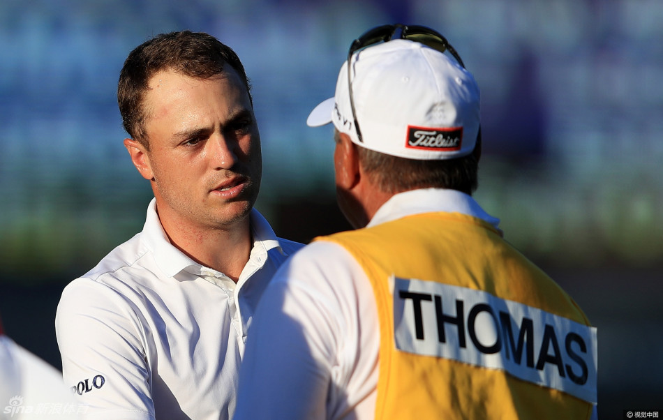 贾斯汀·托马斯头戴花环，双手高举索尼公开赛冠军奖杯，在夏威夷的阳光下展露王者般的胜利微笑。