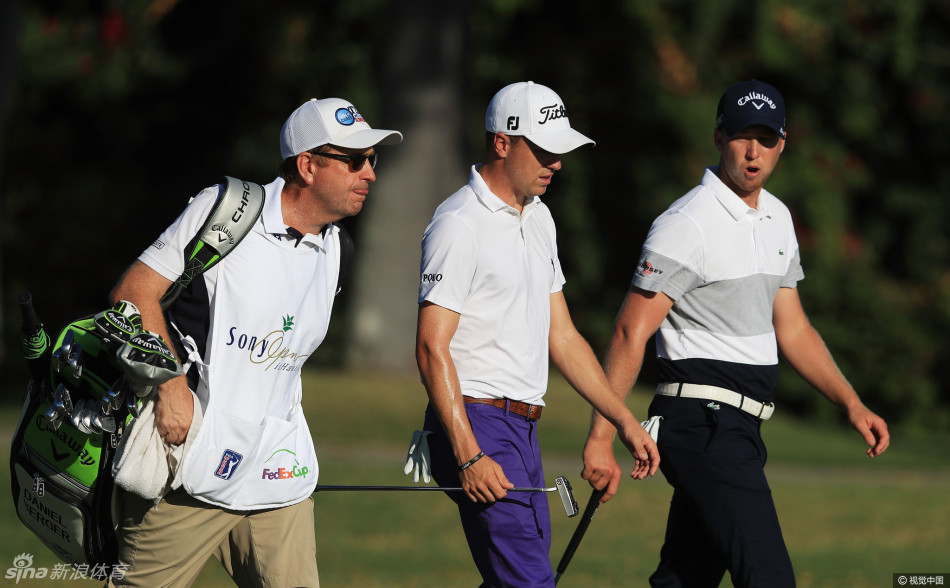 冠军推杆瞬间特写，小白球滚过维艾勒伊乡村俱乐部第十八洞果岭的草纹，精准滚向洞杯。