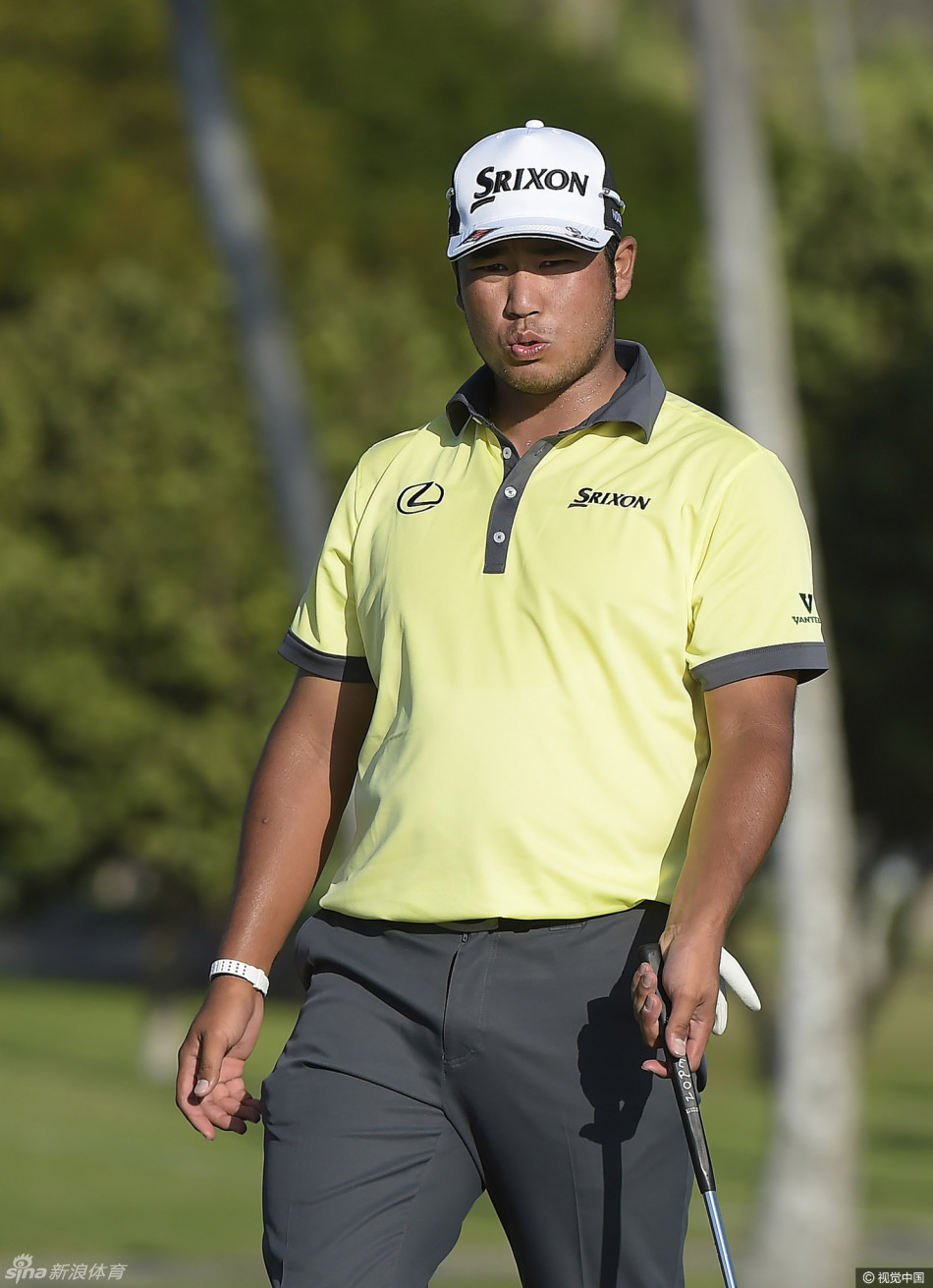 托马斯在练习果岭上进行推杆练习，神情专注，动作稳定，为比赛做最后准备。