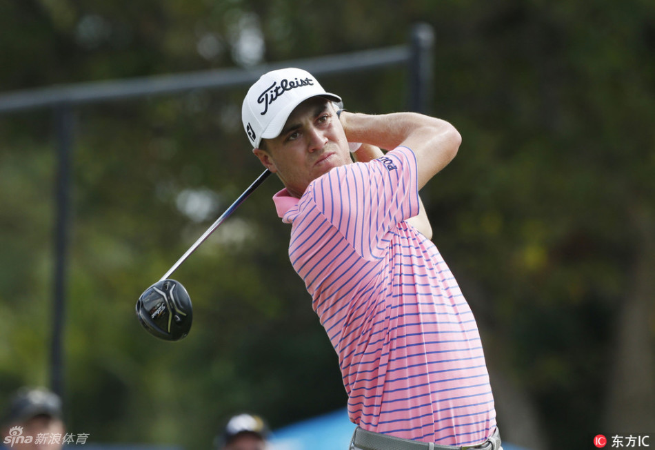 托马斯在索尼公开赛首轮大力开球，身体充分扭转，展现出惊人的爆发力与专注度。