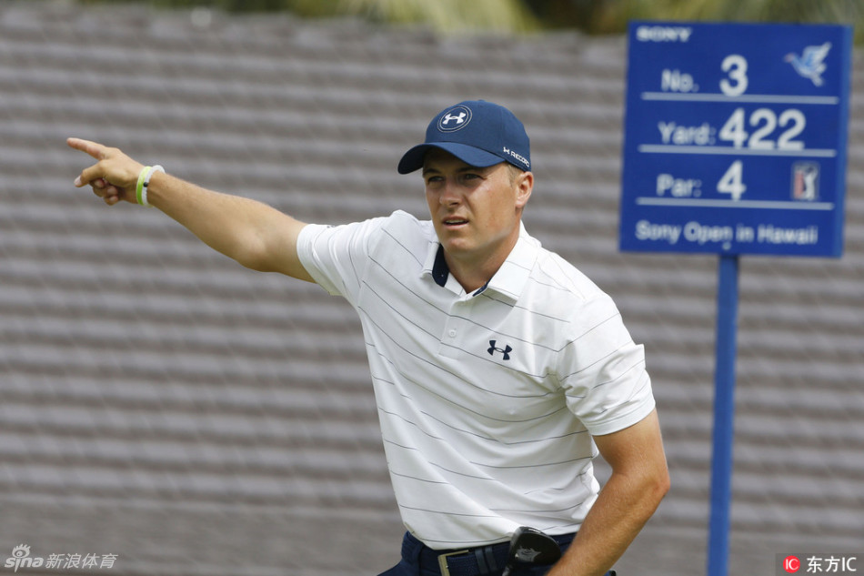 贾斯汀·罗斯在果岭上屈身仔细察看推杆线路，表情严肃专注，展现了顶尖球手的严谨。