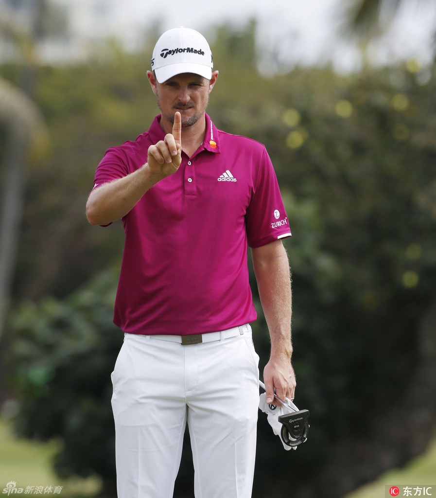 日本球星松山英树在比赛中，目光坚定地望向前方的球道，正在筹划下一次进攻。