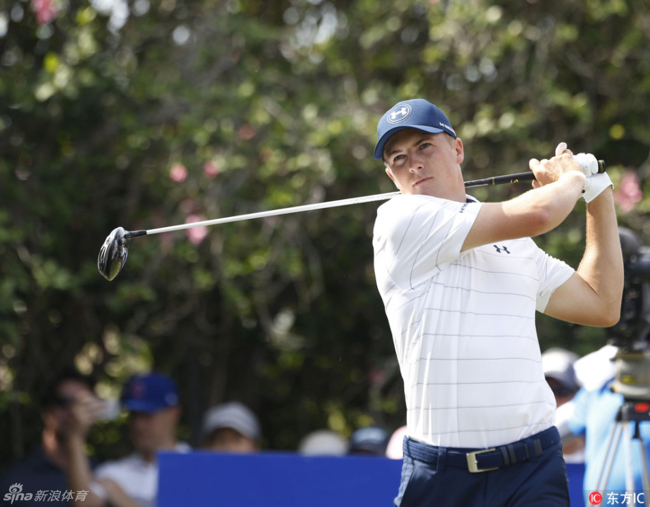 托马斯在球道上露出标志性笑容，阳光洒在脸上，尽显创造历史后的轻松与喜悦。