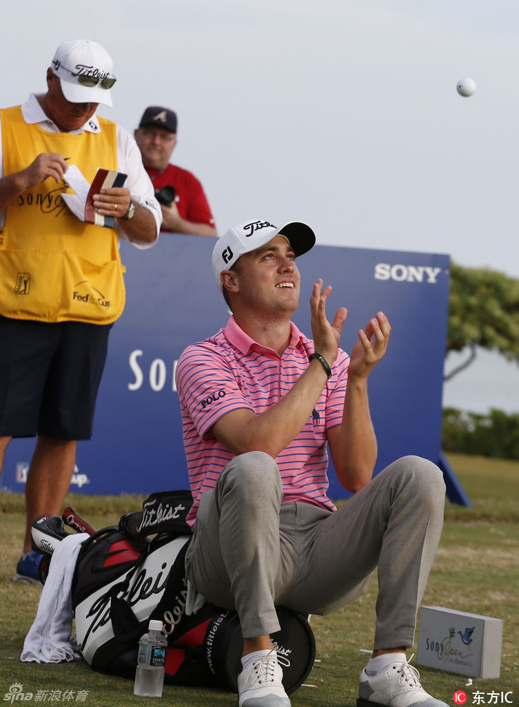 扎克·约翰逊在全神贯注地准备击球，体现了其扎实稳健的赛场风格。