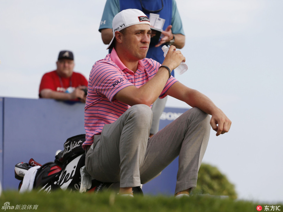 同组的乔丹·斯皮思完成了一次优雅的收杆动作，身体平衡保持得无可挑剔。