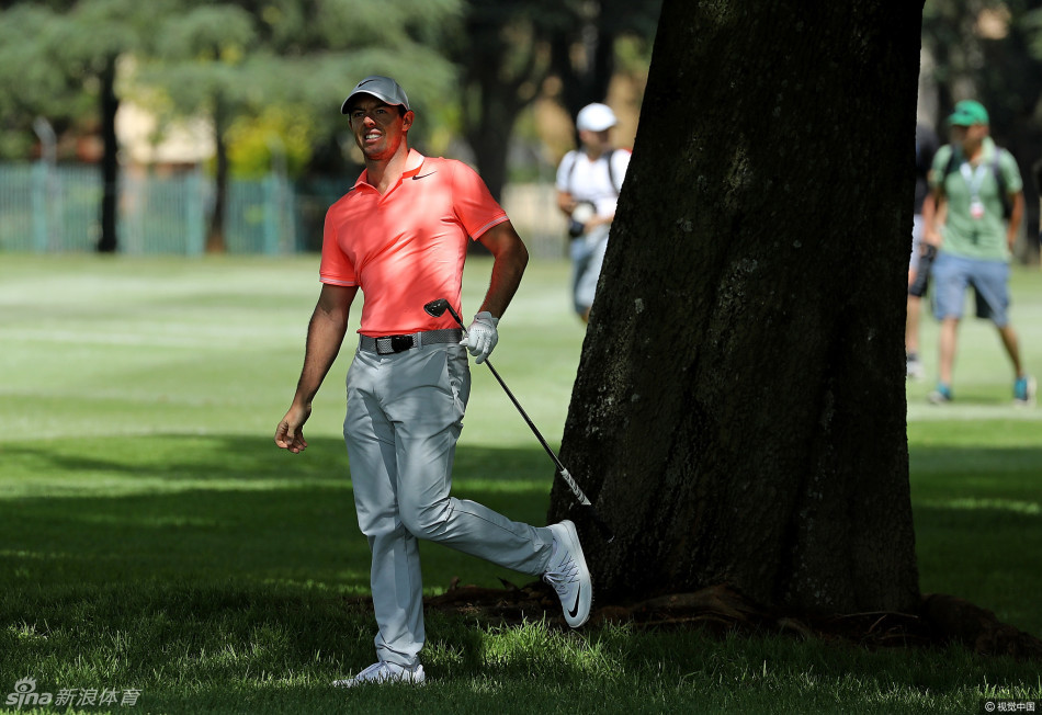 麦克罗伊蹲在果岭边,手托下巴陷入沉思,正在为关键的小鸟推敲定最后的线路与力道。