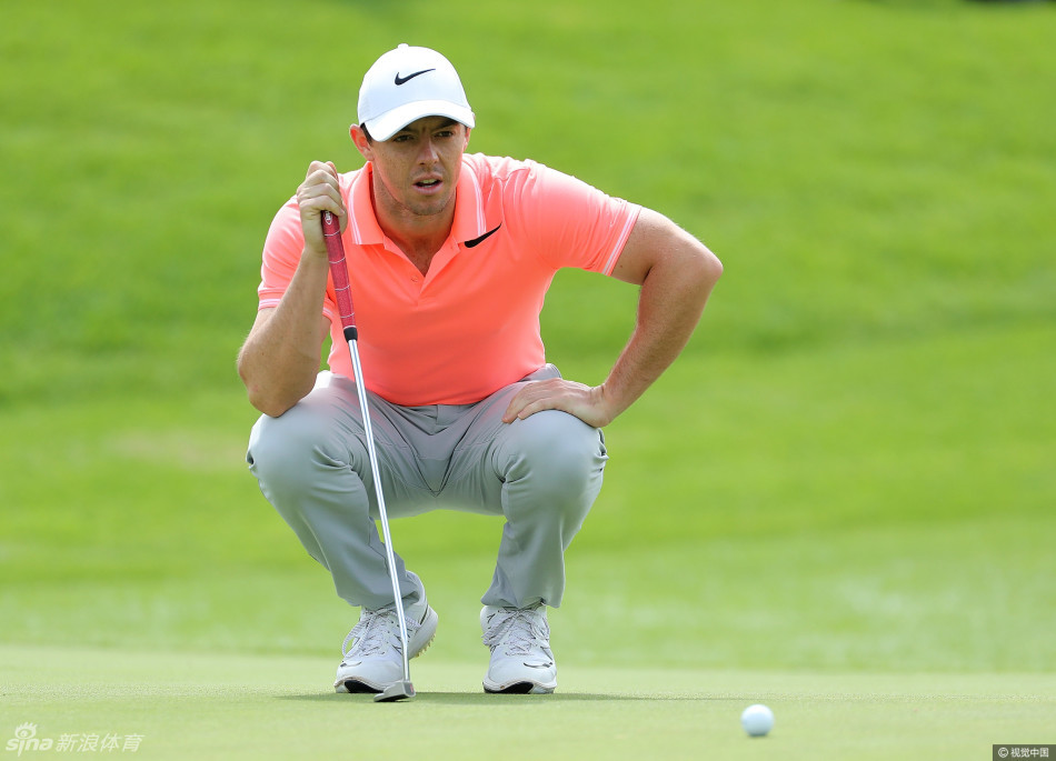 麦克罗伊在击球后向观众席方向挥手示意,脸上带着谦和的笑容,展现其迷人的赛场风采。