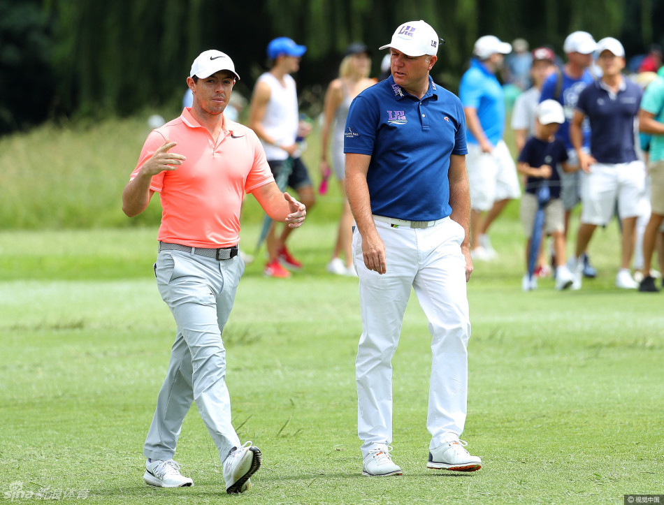 罗里·麦克罗伊在球道上聚精会神地观察小球落点,眼神锐利,正在计算下一杆进攻果岭的策略。