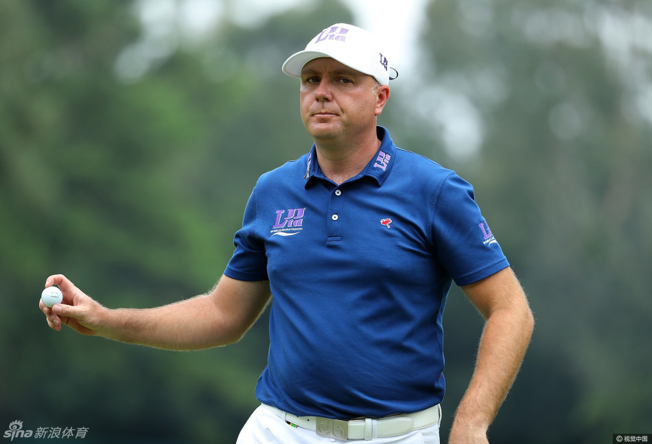 麦克罗伊在沙坑中站稳,完成一记漂亮的救球,沙粒飞扬,小球精准地飞向果岭旗杆方向。