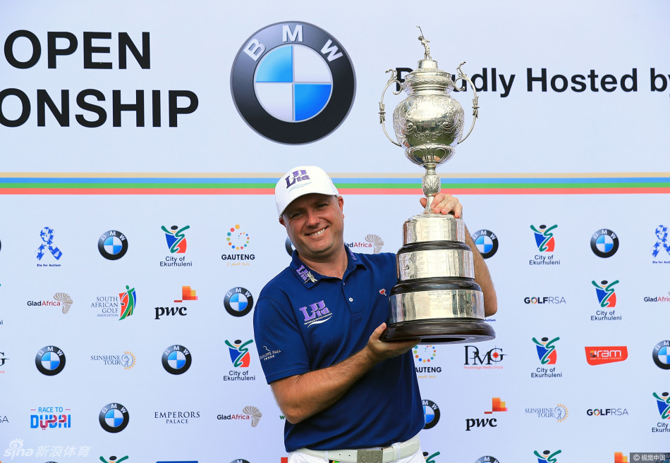 格雷姆·斯多姆深情亲吻南非公开赛冠军奖杯,眼中闪烁着激动的泪光,十年等待终于圆梦。