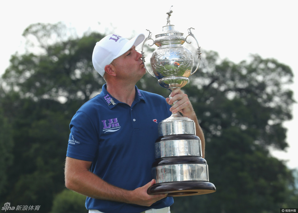 斯多姆正专注地挥杆击球,身体力量完全释放,目光紧紧锁定空中飞向球道的小白球,这是争冠路上的关键一击。