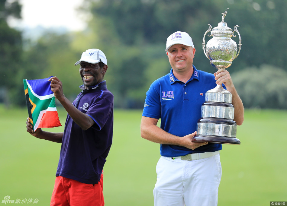 斯多姆与一同奋战的本地球童兴奋击掌庆祝,两人脸上洋溢着纯粹的笑容,共享胜利的喜悦。