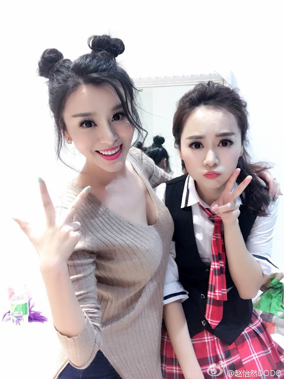 她自水中起身,水珠沿着雪白肌肤滑落,浑圆曲线与紧致腰身一览无余,神情自在,展露健康性感的极致魅力。