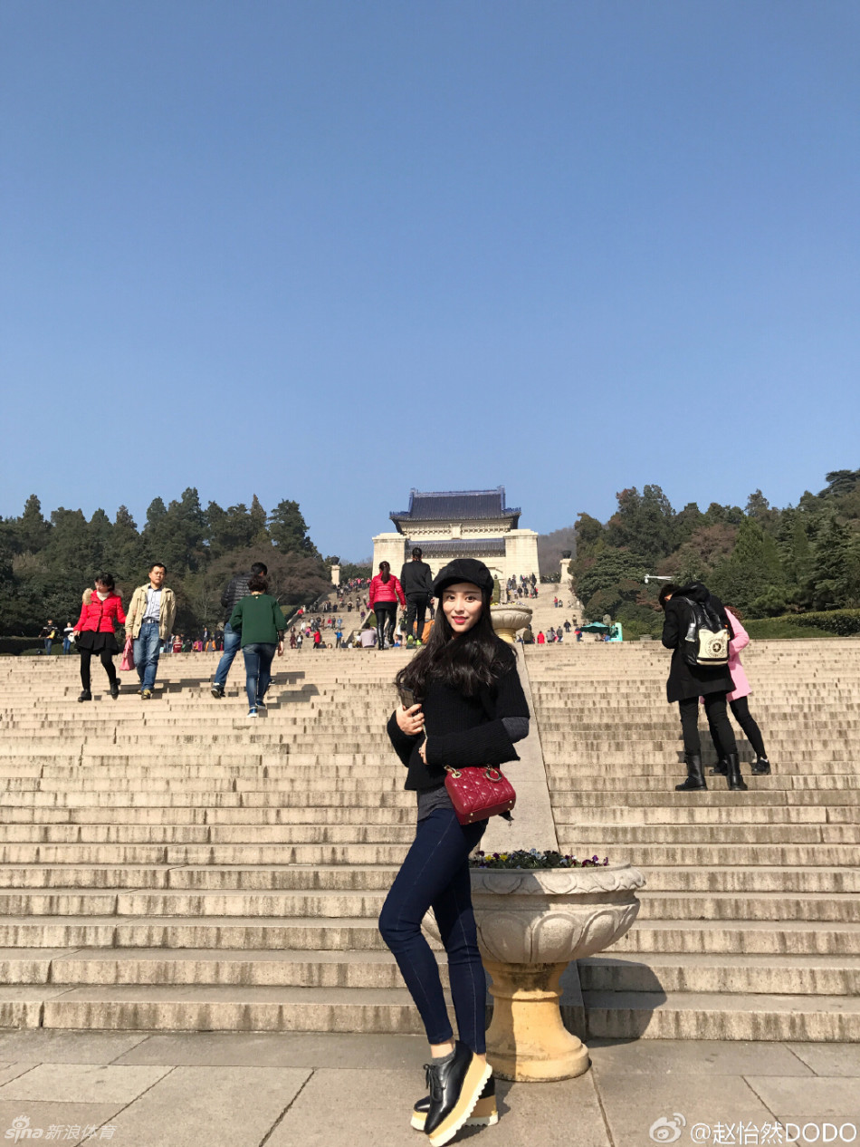 轻披薄纱的她,香肩微露,俏皮地摆弄纱角,眼神灵动,透出若有若无的诱惑,雪白肌肤在薄纱下更显柔嫩。