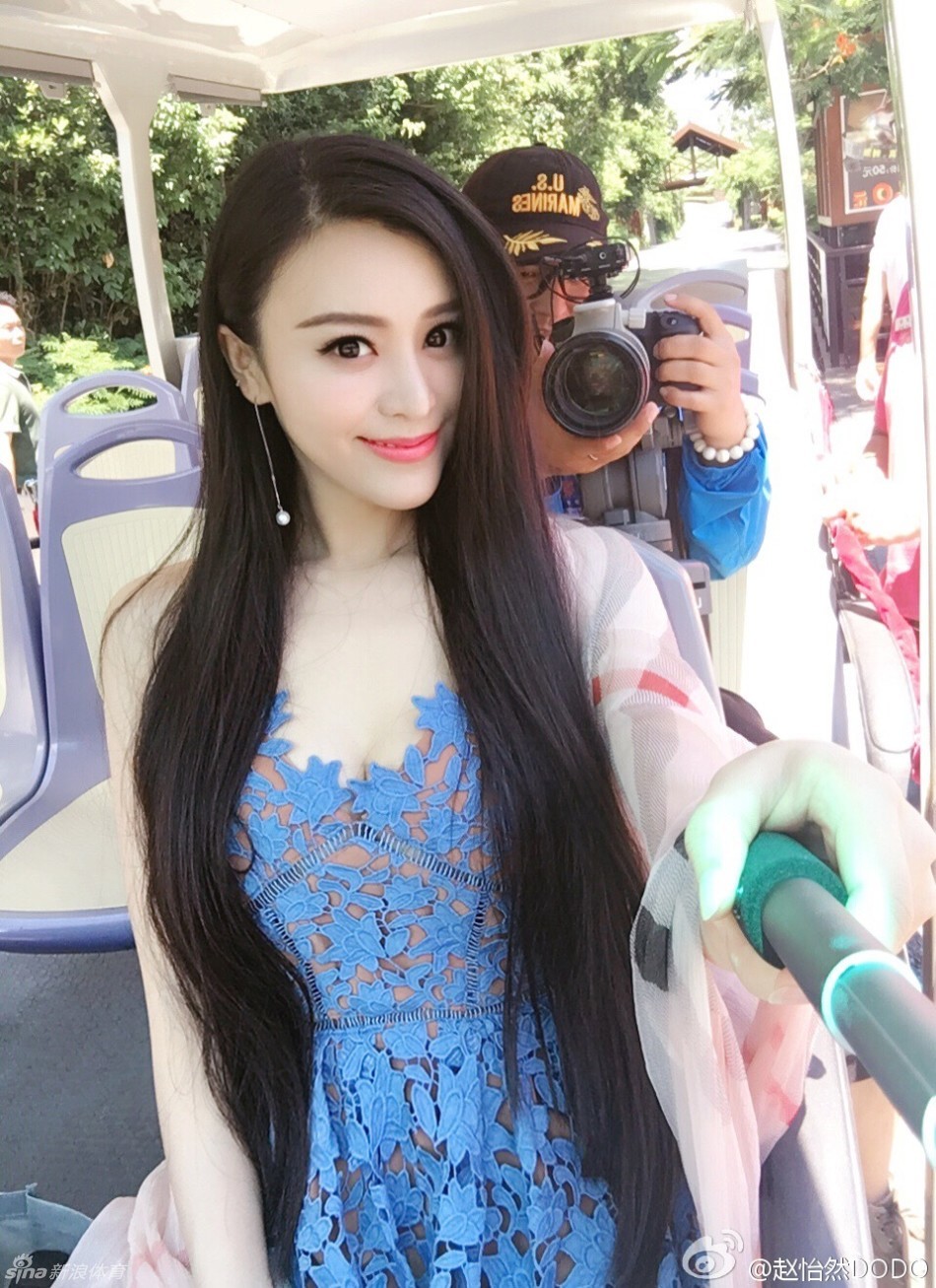 机车旁,她绽放灿烂笑容,紧身上衣难掩傲人曲线,香肩在阳光下泛着光泽,帅气与妩媚在她身上完美融合。