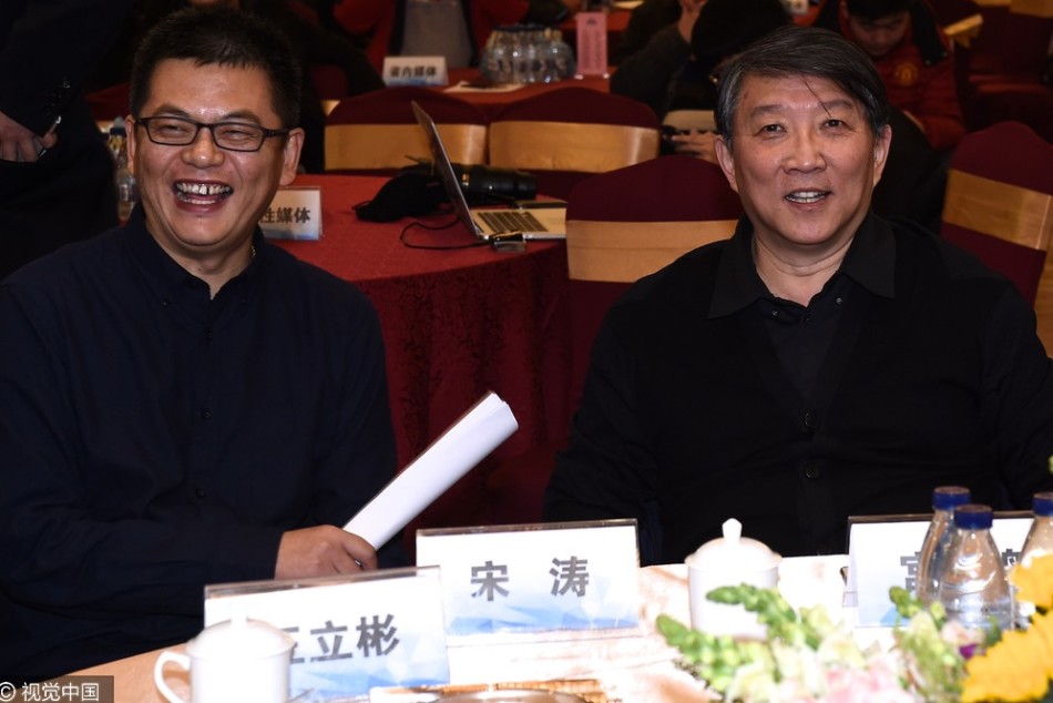 签约仪式上，宫鲁鸣与安徽文一俱乐部负责人交换文本后，双手紧握聘书，他面带微笑，对着镜头展示这份意义非凡的合作协议。