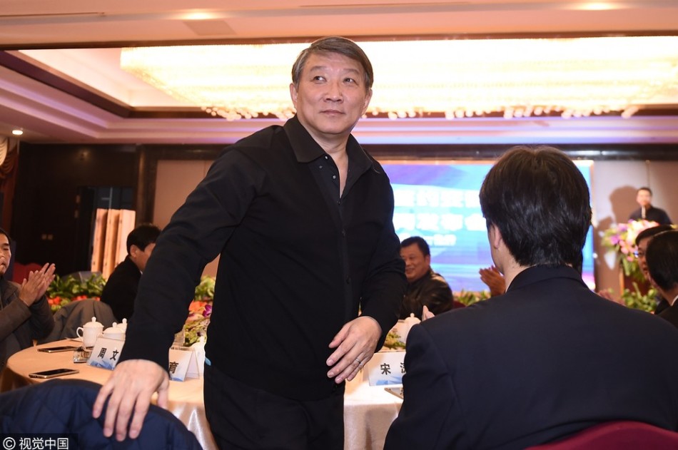 宫鲁鸣与团队成员及俱乐部高层在发布会后合影留念，大家站成一排，面对镜头展露笑颜，记录下安徽篮球历史上这一重要时刻。