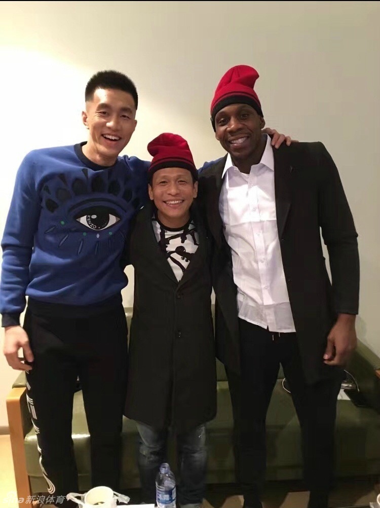 宋小宝和哈德森戴着同款红色毛线帽,二人对着镜头咧嘴大笑,不仅表情神同步,就连眼角的笑纹都如出一辙,像极了刚认亲的哥俩。