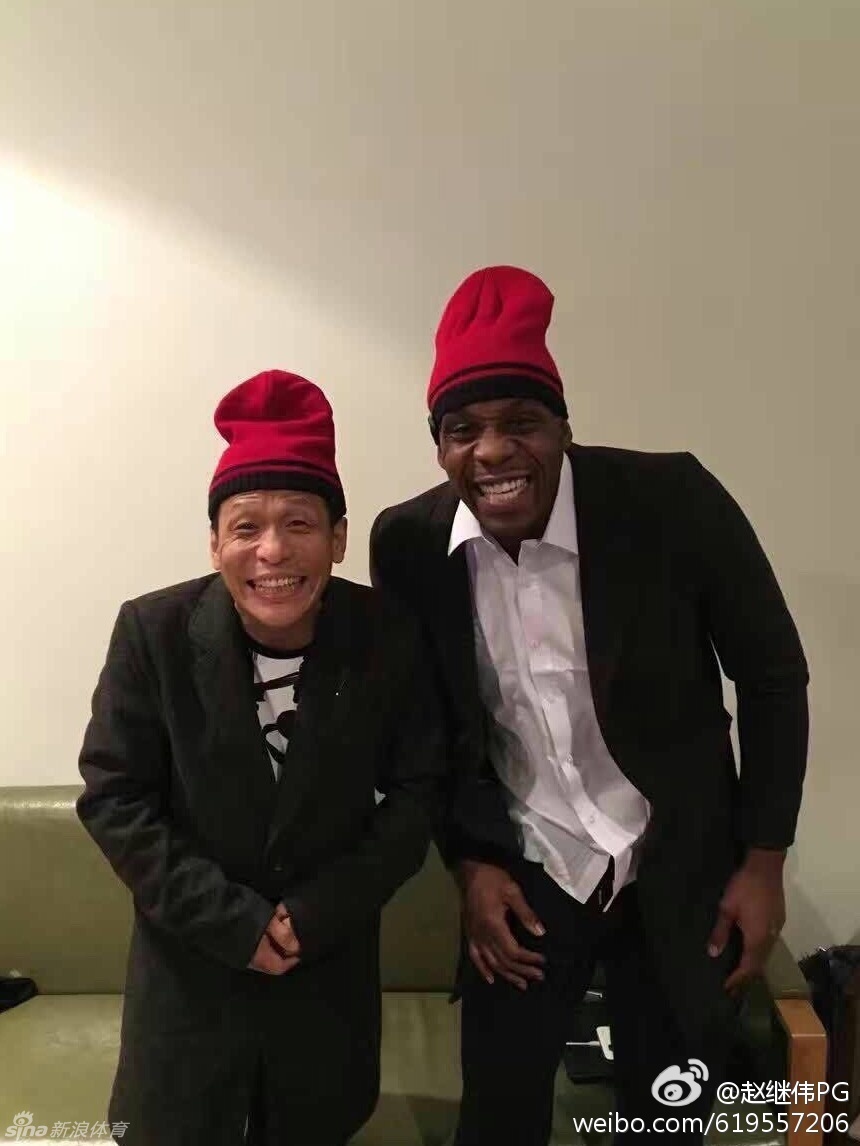 彩排现场灯光昏暗,哈德森身穿灰色西装,表情严肃地用手指着前方,仿佛在小品中遇到了什么让他震惊又好笑的事儿。