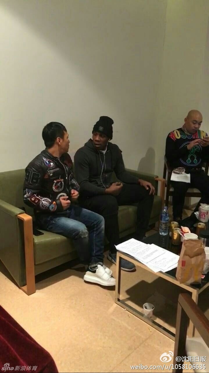 另一张彩排抓拍,哈德森低头看着剧本,宋小宝侧身站立,两人神情专注,仿佛在认真研究接下来的包袱该怎么抖才响。